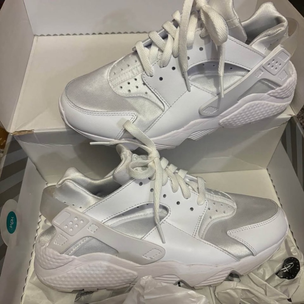 Nike Air Huarache White Sz 8 men’s 9.5 women’s Excellent Condition!